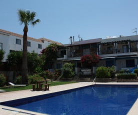Convenient Family Studio with Pool by the Seaside