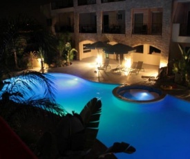 Excellent 2 bed apartment with pool view, AC & gym!