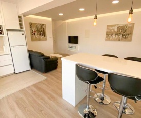 Franklin's Place, modern 2 bedroom, Sleeps 5