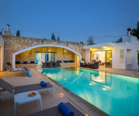 Giolou Villa Sleeps 6 with Pool Air Con and WiFi