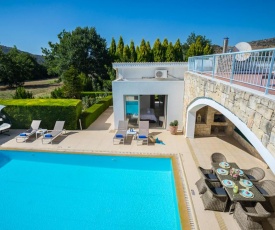 Giolou Villa Sleeps 6 with Pool and Air Con