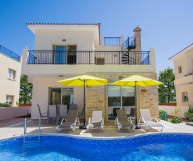 Green Valley Villa V8, walking distance to Polis