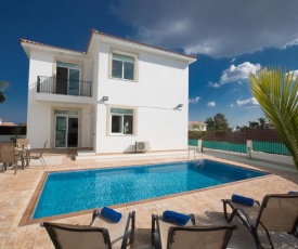 Halle Villa