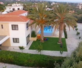 Holiday Villas with 3 and 6 bedrooms in Paphos,Peyia