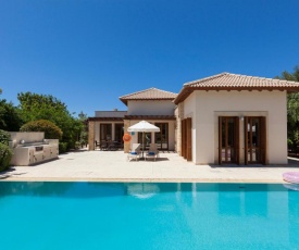 Kouklia Villa Sleeps 6 with Pool and Air Con