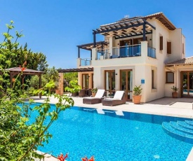 Kouklia Villa Sleeps 8 with Pool Air Con and WiFi