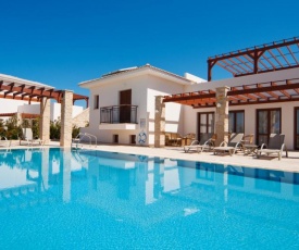 Kouklia Villa Sleeps 8 with Pool and WiFi