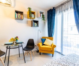 Light House - Seafront cosy studio with library