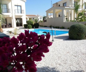 Modern 3 bedroom villa, pool and close to golf course