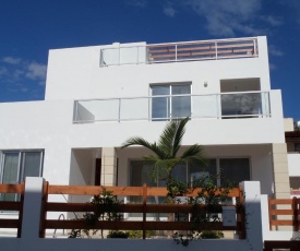 Modern villa, 4 bedrooms, private pool, close to Coral bay strip