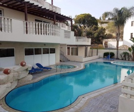 Newly Remodelled apartment, pool, sauna and gym