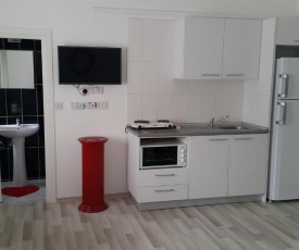 Amber's House (Studio Apartments)