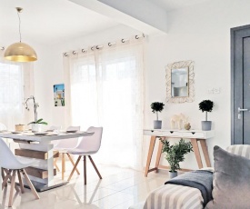 Nissini Blanco, 3 bedroom villa with private pool, 5 min to the beach