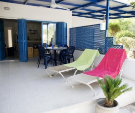 Pebbles Beach Cottage - 1 Bdr, Sleeps 3, Free Wifi