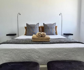 Phaedrus Living: Seaside Luxury Flat Marina 206