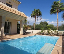 Spacious holiday Villa with heated swimming pool