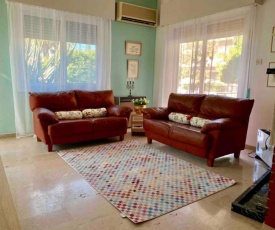 Sunny Family Home By The Beach