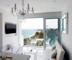 The White Pearl Suite - beach front city centre with sea view.