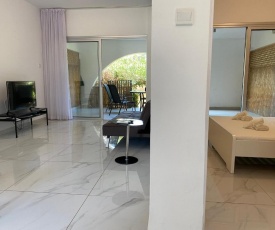 Tourist area center, modern ground flat, with pool, patio, 200m from beach