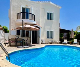 VILLA ALICIA with priv pool, beautiful garden and shady veranda- 5 min to the beach