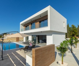 Villa Andre, walking distance to Coral Bay