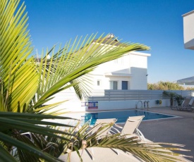 Villa Anthinas Dyo - Contemporary 3 Bedroom Pernera Villa with Pool - Close to all Amenities