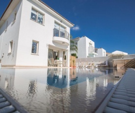 Villa Foros Dyo - Modern 3 Bedroom Pernera Villa with Pool - Close to all Amenities