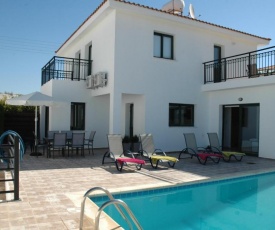 Villa in Kissonerga Sleeps 6 includes Swimming pool Air Con and WiFi 4