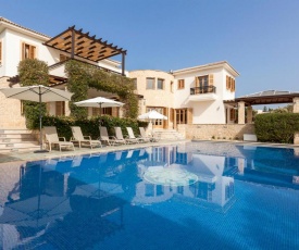 Villa in Kouklia Sleeps 10 with Pool and Air Con