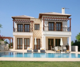 Villa in Kouklia Sleeps 4 includes Swimming pool Air Con and WiFi 2