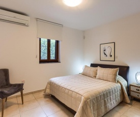 Villa in Kouklia Sleeps 6 includes Swimming pool and Air Con 3 8