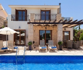 Villa in Kouklia Sleeps 6 includes Swimming pool and Air Con 6 3