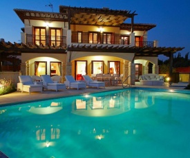 Villa in Kouklia Sleeps 8 with Pool and WiFi