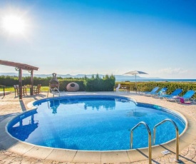 Villa in Mavroli Sleeps 6 with Pool Air Con and WiFi