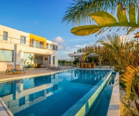 Villa in Mavroli Sleeps 8 with Pool and Air Con