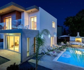 Villa in Pegeia Sleeps 6 with Pool Air Con and WiFi