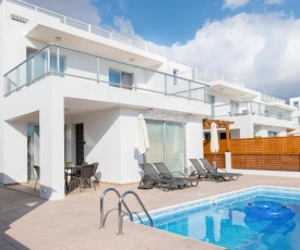 Villa in Pegeia Sleeps 6 with Pool and Air Con