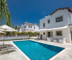 Villa in Protaras Sleeps 6 includes Swimming pool and Air Con 2 3