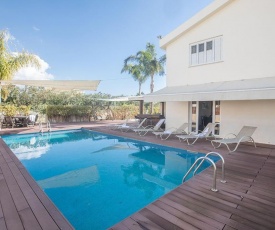 Villa Magusta - Modern 4 Bedroom Ayia Thekla Villa with Pool - Close to the Beach