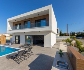 Villa Marlene, walking distance to Coral Beach!