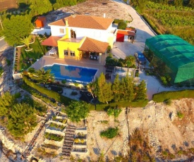 Villa Mouttali, beautiful secluded villa with private pool and sports area